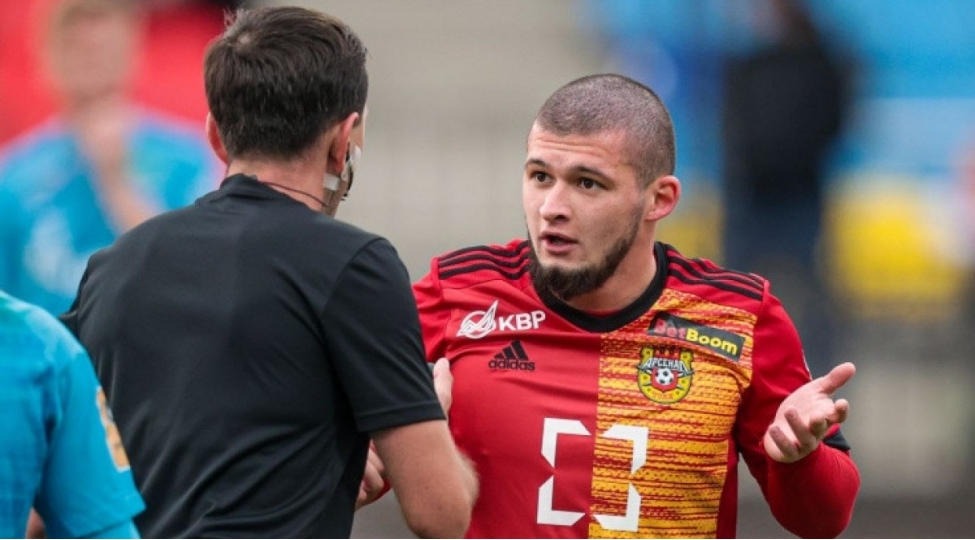 affa-nin-millileshdirmek-istediyi-futbolchu-bash-meshqchini-tekbetek-sohbete-chagirib