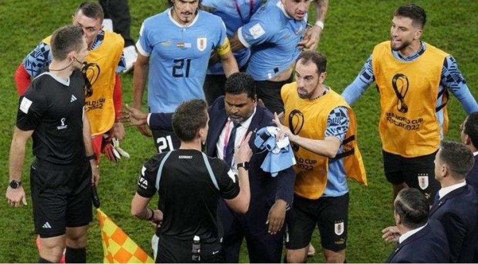 fifa-uruqvay-millisinin-dord-futbolchusunu-cezalandirdi