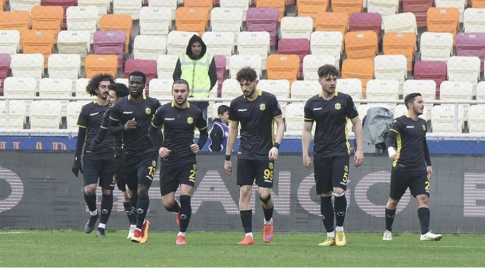 turkiyede-daha-bir-klub-chixishini-dayandirdi