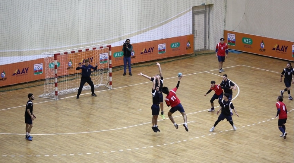 kishi-hendbolchulardan-ibaret-azerbaycan-chempionatinda-iki-turun-oyunlari-kechirilib