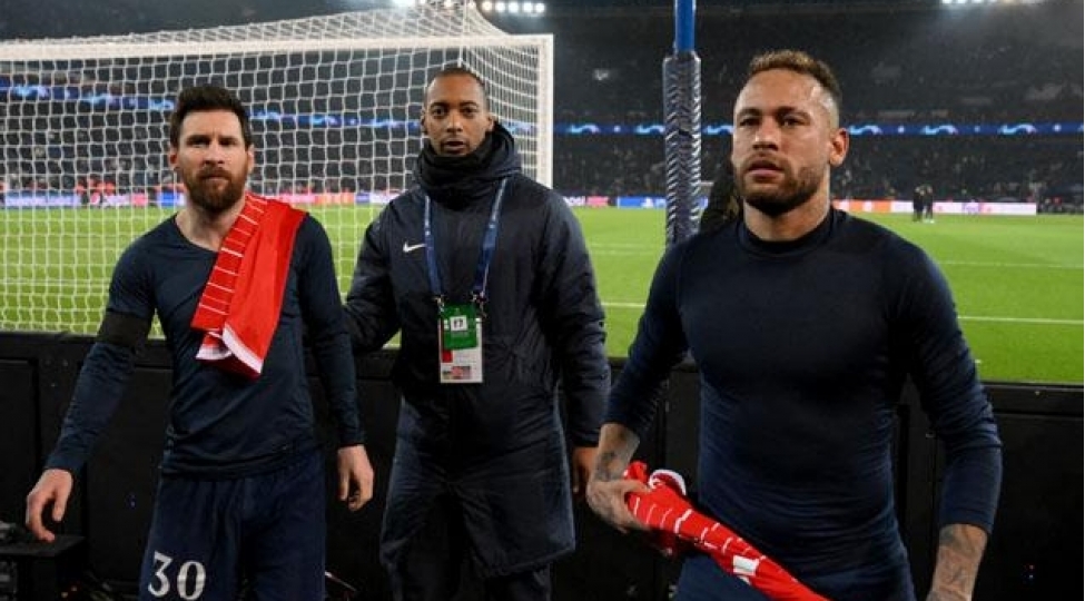messi-ve-neymar-tribunaya-yaxinlashib-azarkeshlerden-uzr-istedi