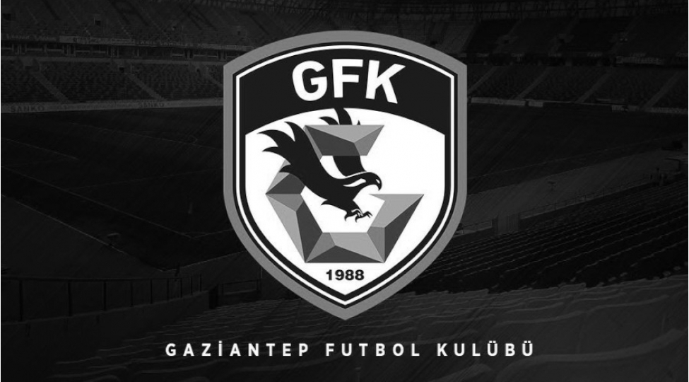 super-liqadan-chekilen-klubda-daha-4-ayriliq