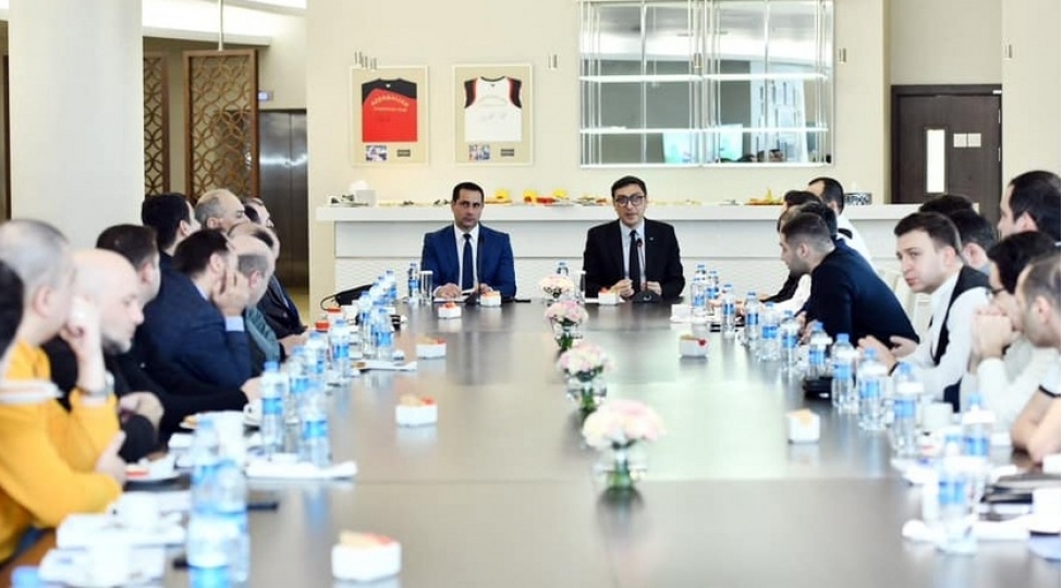 ferid-qayibov-idman-mediasinin-numayendeleri-ile-gorushub-foto