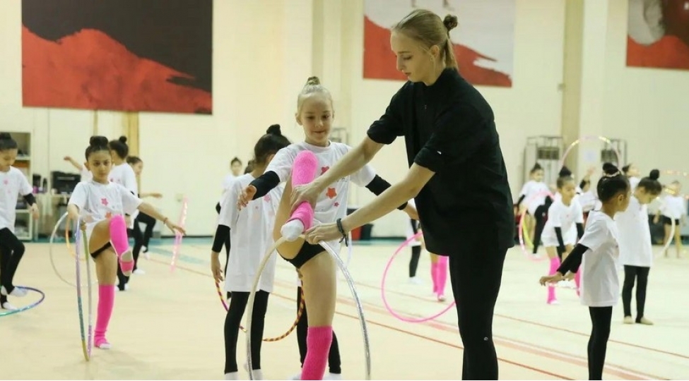 ukraynanin-taninmish-gimnasti-bakida-ustad-dersleri-kechib