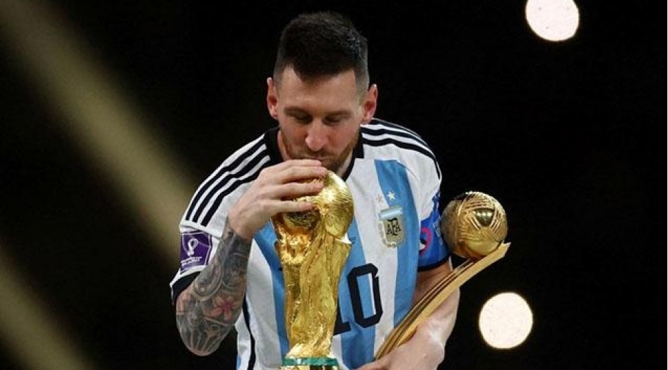 messi-komanda-yoldashlarina-qizil-telefon-hediyye-etdi