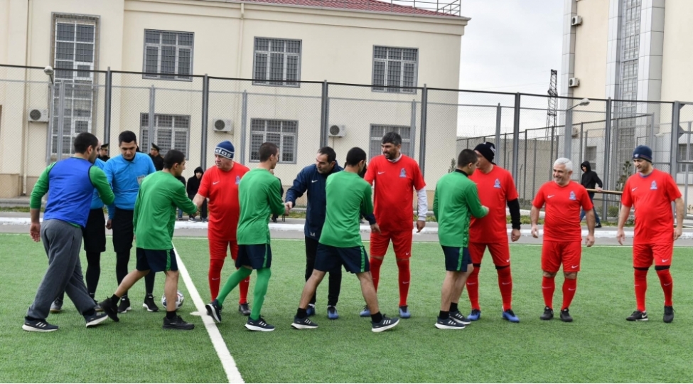 mehbuslarla-futbol-veteranlari-arasinda-yoldashliq-oyunu-kechirilib