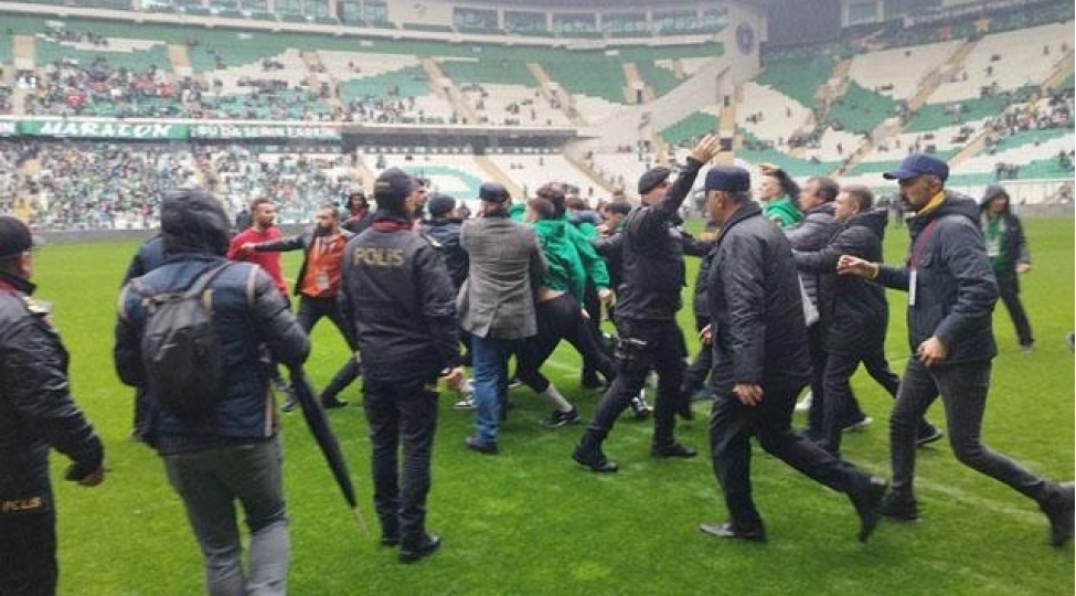 turkiyede-futbolchular-arasinda-elbeyaxa-dava-oldu