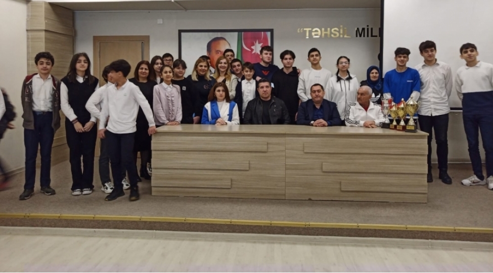 azerbaycan-stronqmen-federasiyasinin-prezidenti-mekteblilerle-gorushub