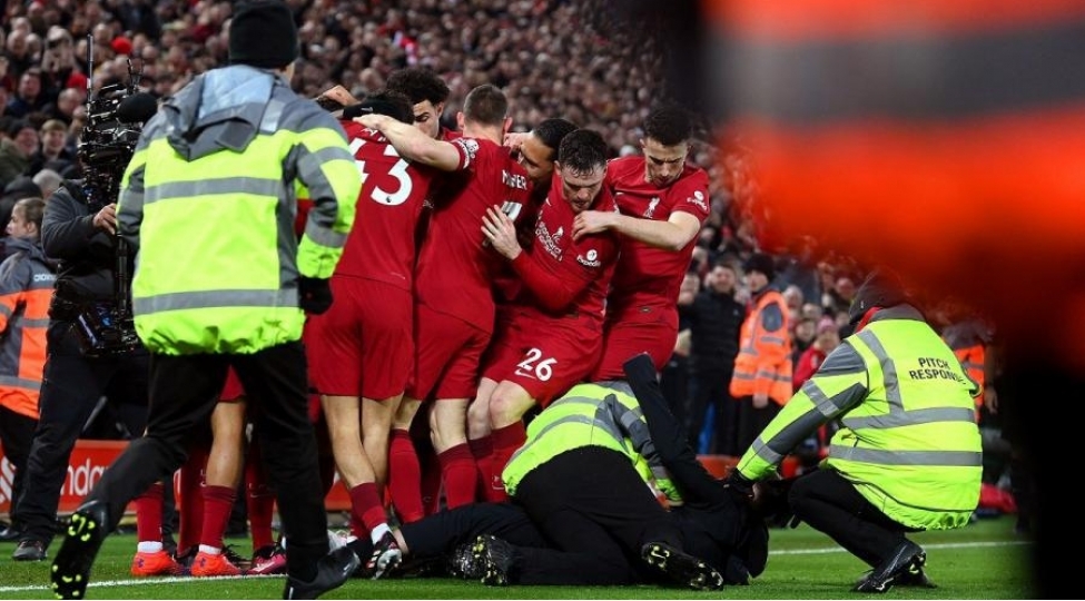 liverpul-azarkeshi-70-i-qeyd-etmek-uchun-meydancha-dushdu