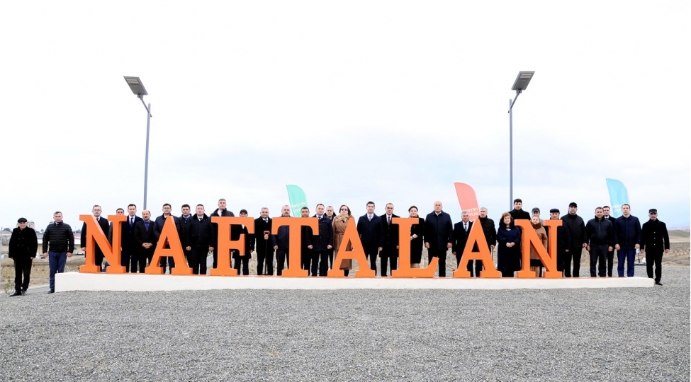 naftalanda-heyder-eliyev-ili-cherchivesinde-agacekme-aksiyasi-kechirilib-foto