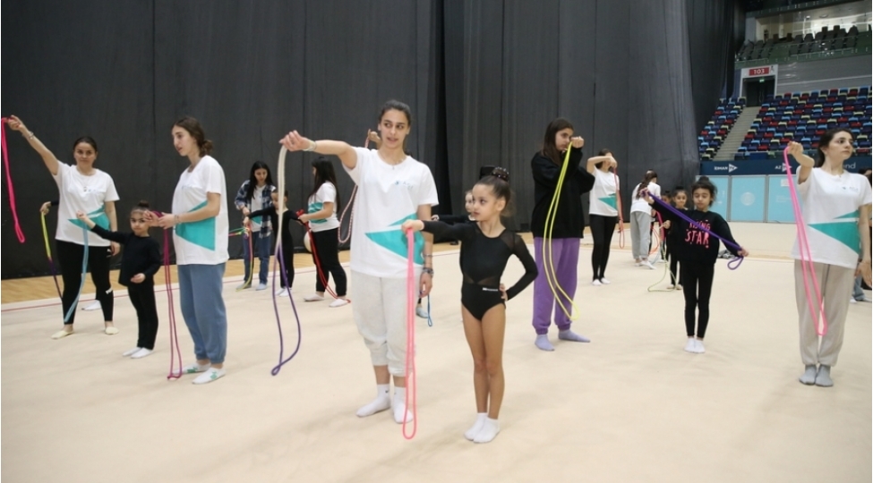 bedii-gimnastika-uzre-meshqchilik-kurslarinin-nezeri-ve-tecrubi-tedris-hissesine-start-verilib
