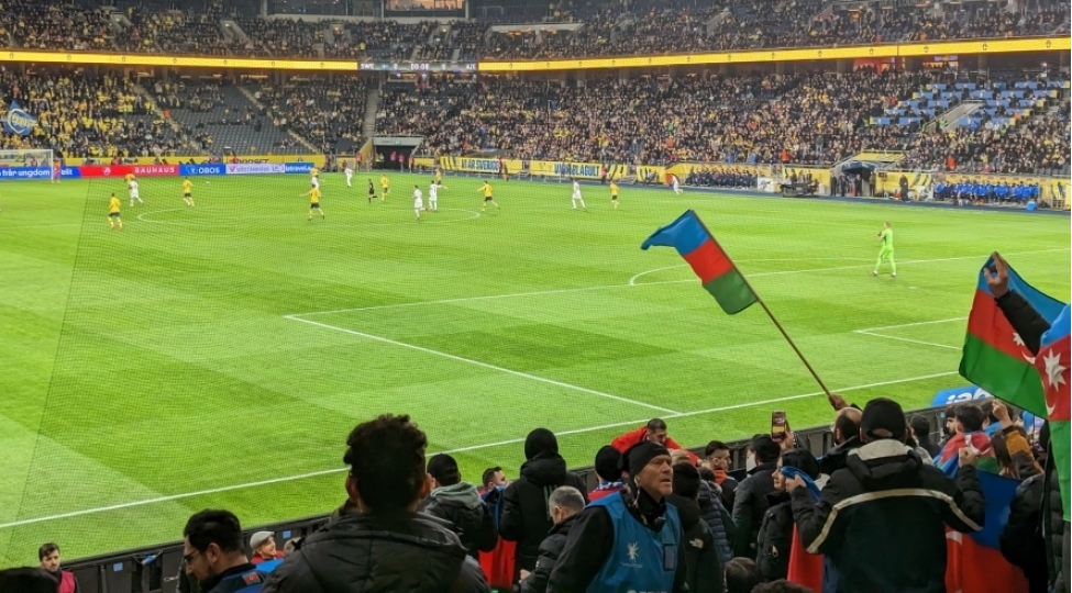 yuzlerle-hemvetenimiz-millimizin-oyunchularina-destek-olaraq-muxtelif-shuarlar-seslendirirler