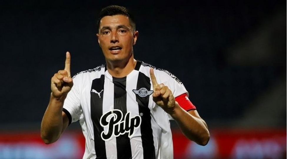 xxi-esrde-poker-eden-en-yashli-futbolchular-achiqlandi