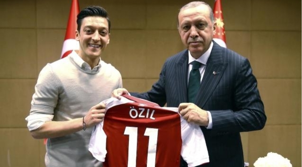 mesut-ozil-deputatliga-namized-olur