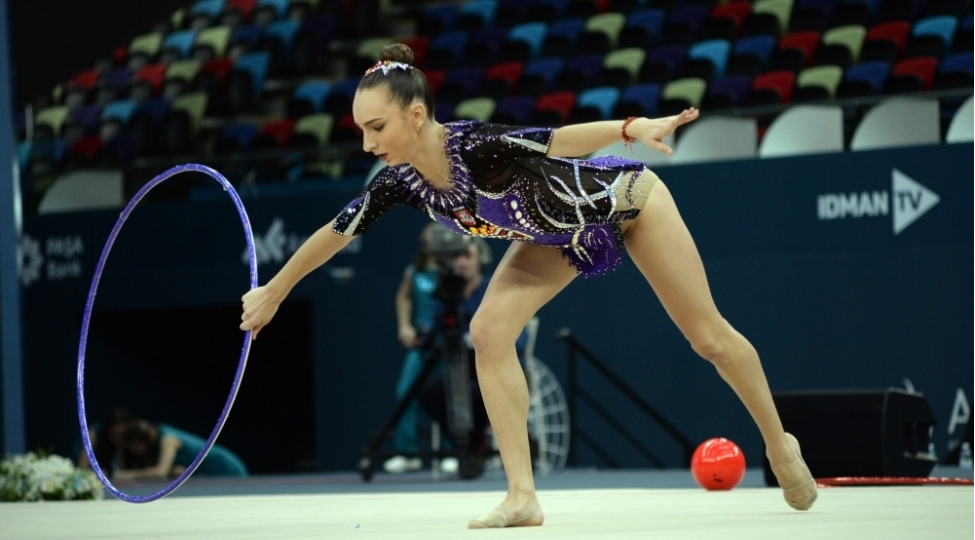 bolqaristan-gimnastlari-halqa-ile-tesnifat-yarishlarina-bashchiliq-edirler