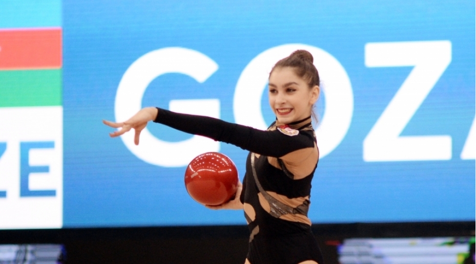 gimnastimiz-alina-gozelova-dunya-kuboku-yarishlarinda-topla-chixishini-basha-vurub