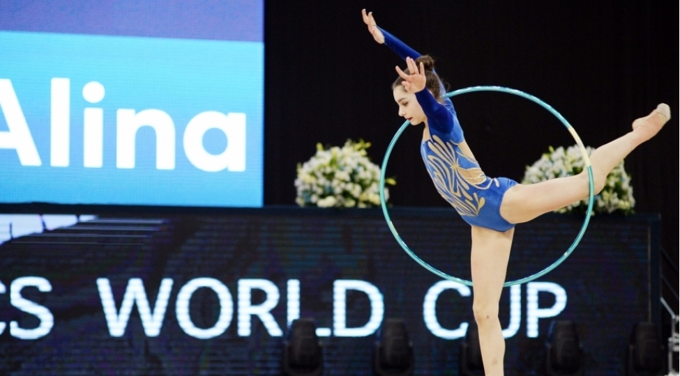 alina-gozelova-dunya-kuboku-yarishlarinda-halqa-ile-chixishini-teqdim-edib