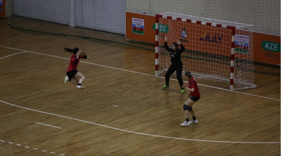qadin-hendbolchularin-azerbaycan-chempionatinda-son-iki-turun-oyunlari-ile-mubarizeye-yekun-vurulub