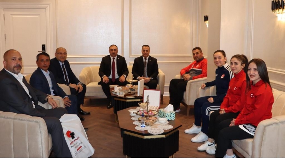 irevanda-avropa-chempionatinda-medallarini-olkemize-hesr-eden-turkiyeli-idmanchilara-hediyyeler-teqdim-olunub