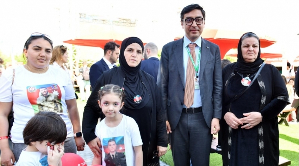 ferid-qayibov-azerbaycan-qran-prisini-izleyen-shehid-ailelerinin-uzvleri-ve-qazilerle-gorushub