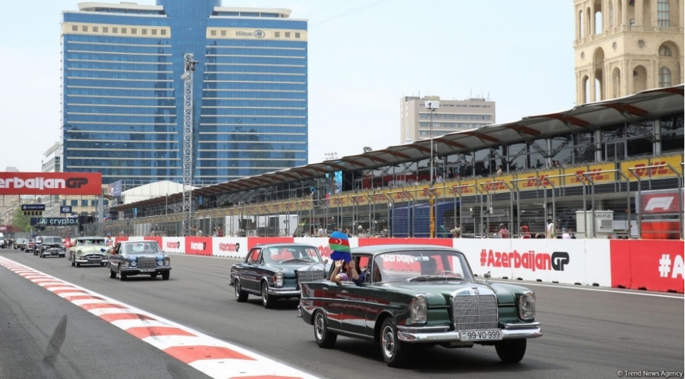 formula-1-azerbaycan-qran-prisi-cherchivesinde-klassik-avtomobillerin-yurushu-kechirilib