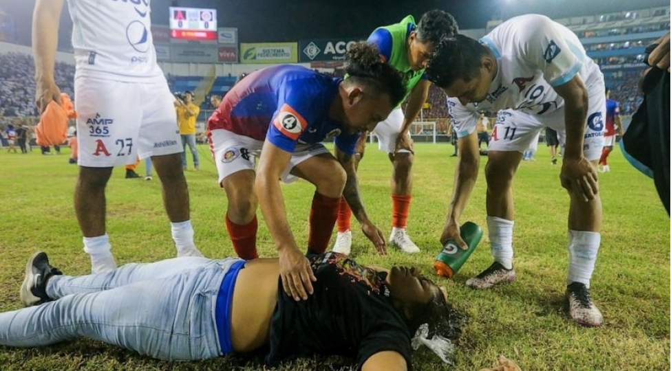 salvadorda-futbol-stadionunda-bash-veren-izdihamda-9-nefer-olub