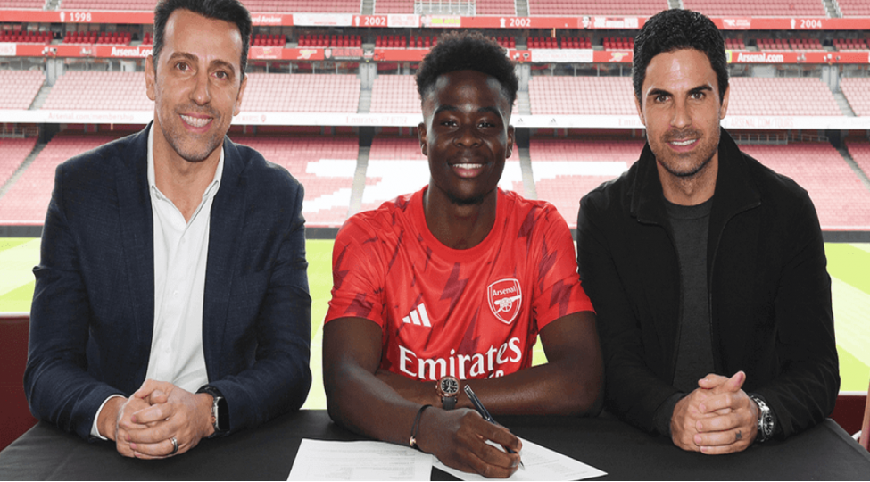 arsenal-saka-ile-muqavileni-uzadib