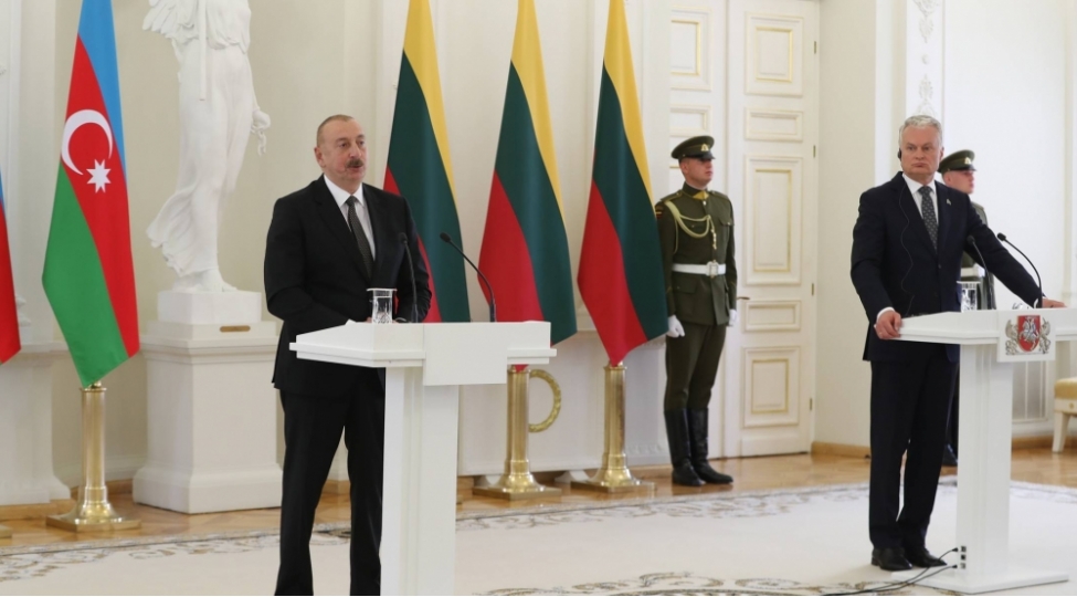 azerbaycan-ve-litva-munasibetleri-etibarli-emekdashliga-soykenir