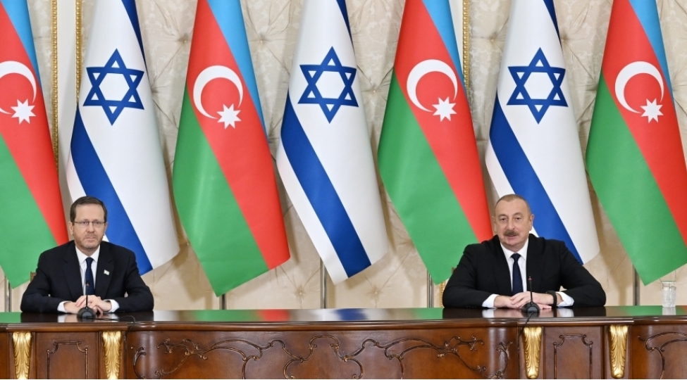 azerbaycan-qarshida-duran-hedeflere-dogru-suretle-irelileyir