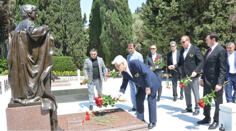 dunya-chempionatinin-numayende-heyeti-fexri-xiyabani-ve-shehidler-xiyabanini-ziyaret-edib-foto