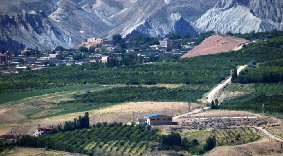 qanla-alinan-torpaqlari-alin-teri-ile-suvaranda-veten-olur