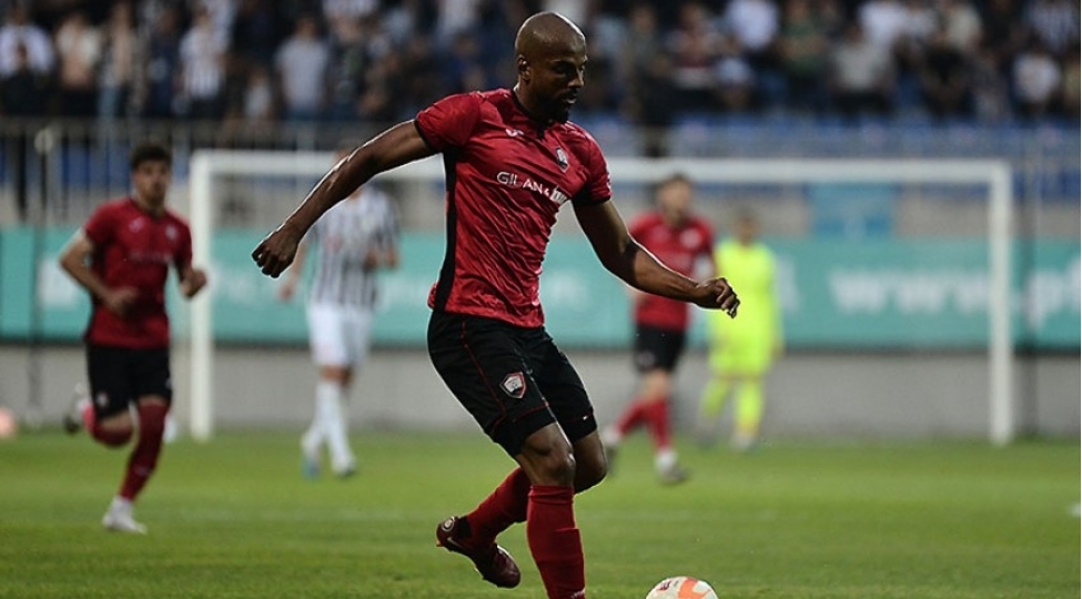 qebele-daha-bir-futbolchusu-ile-yollarini-ayirib