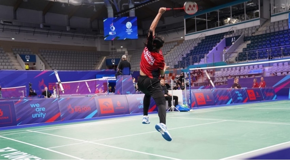 azerbaycanin-qadin-badminton-yigmasi-chixishini-basha-vurub