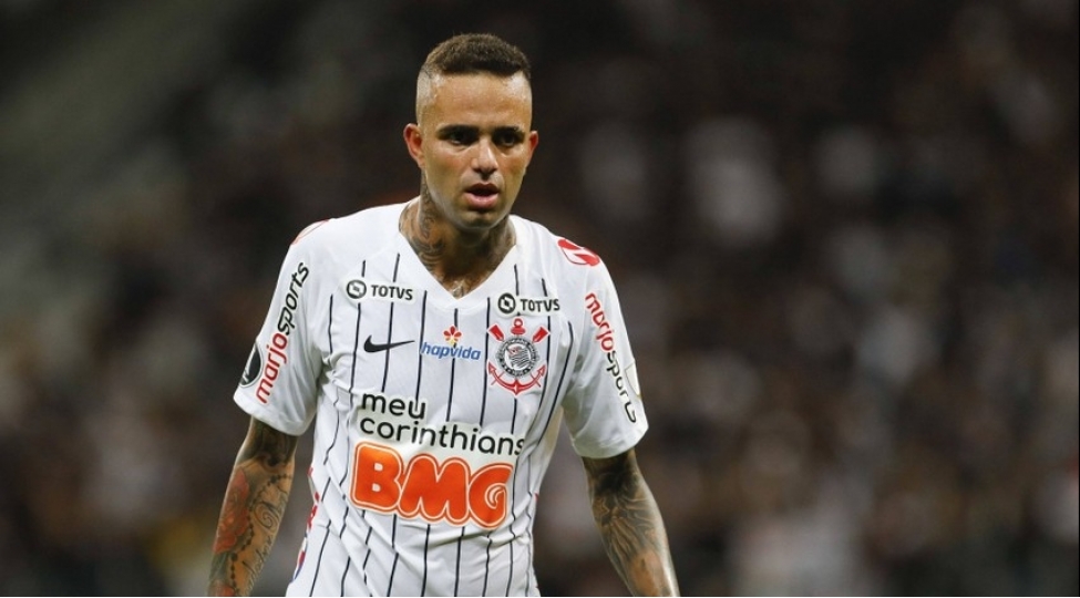 braziliya-klubunun-futbolchusu-azarkeshlerin-hucumuna-meruz-qalib