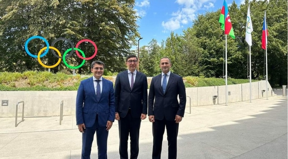 azerbaycan-bayragi-beynelxalq-olimpiya-komitesinin-binasi-qarshisinda