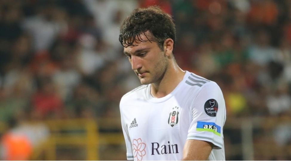 beshiktashin-futbolchusu-avtomobil-qezasindan-sonra-hucuma-meruz-qalib