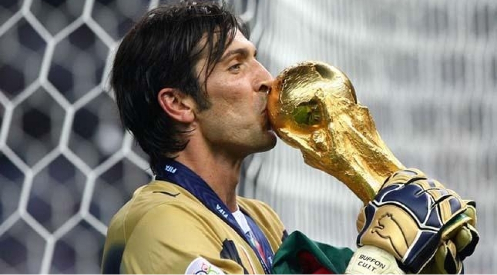 buffon-butun-zamanlarin-en-yaxshi-qapichisi-kasilyasdir