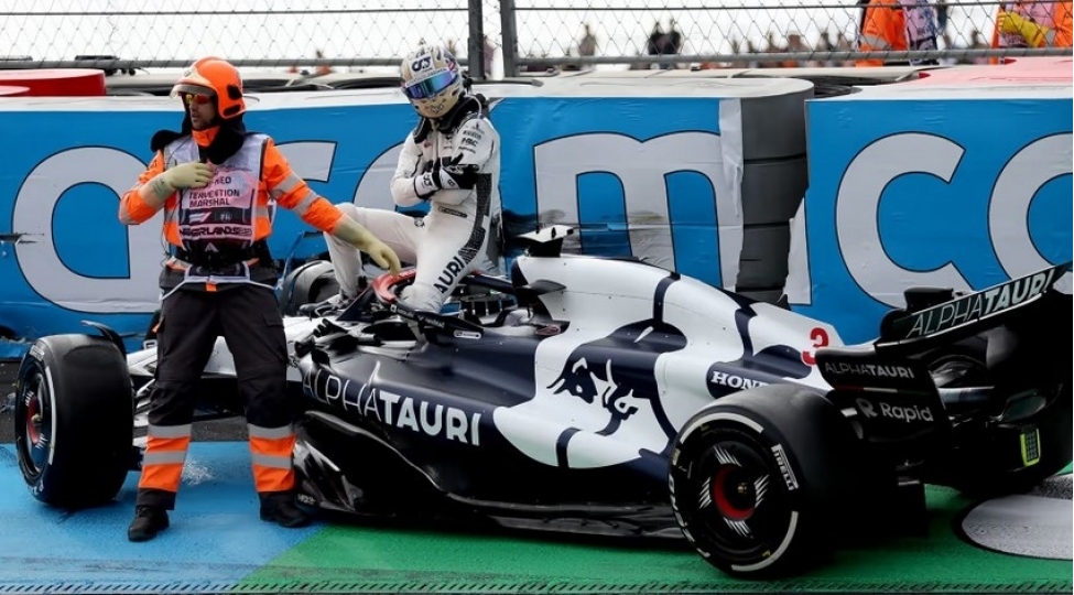 formula-1-daniel-rikkardonun-eli-qirilib
