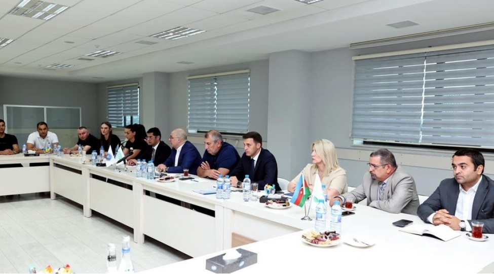 azerbaycan-voleybol-federasiyasinin-rehberliyi-qadinlardan-ibaret-millinin-uzvleri-ile-gorushub-foto