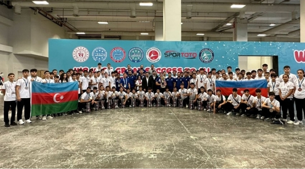 azerbaycan-kikbokschulari-avropa-chempionatinda-ugurla-chixish-edibler