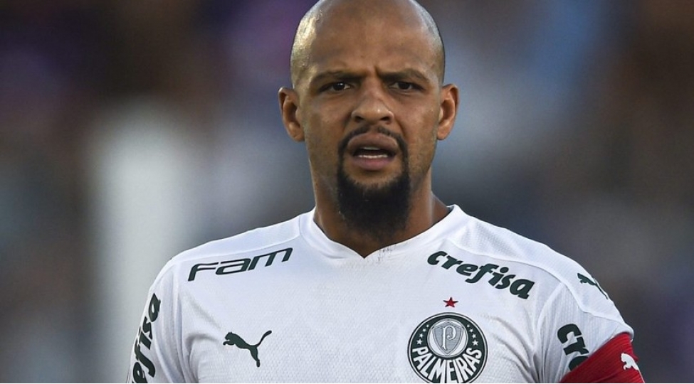 qalatasarayin-sabiq-futbolchusu-40-yashinda-klubu-ile-muqavileni-yenileyib