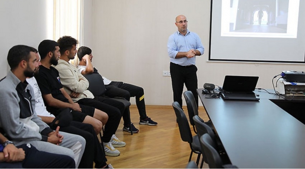 uefa-nin-azerbaycan-uzre-numayendesi-danishilmish-oyunlarla-bagli-seminar-kechirdi