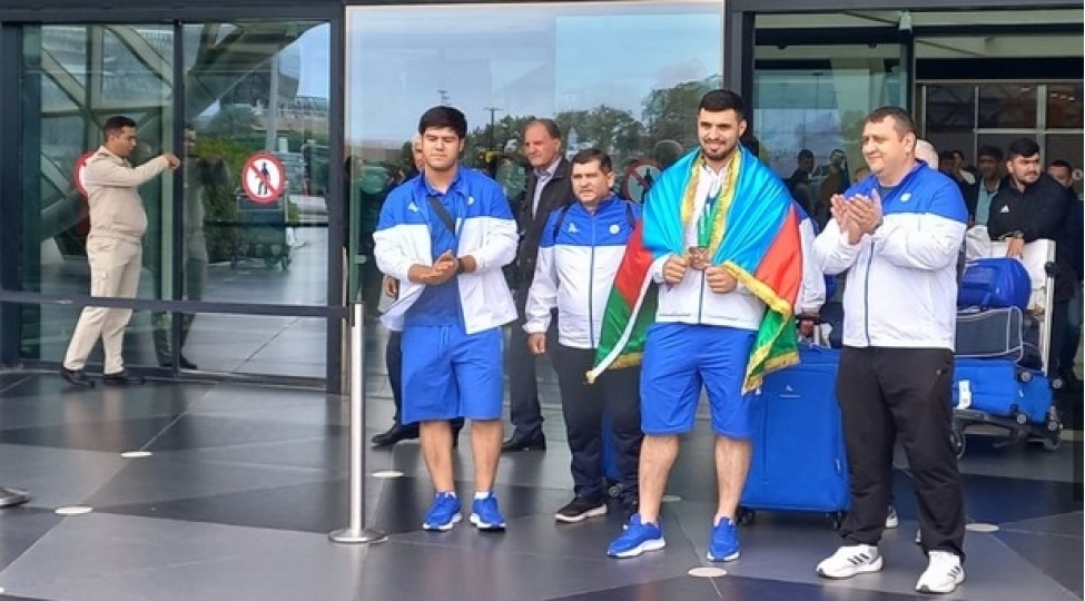 dunya-chempionatinda-uch-medal-qazanan-azerbaycan-agirliqqaldirani-vetene-qayidib