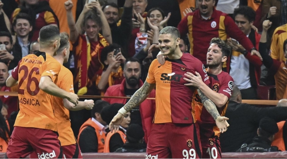 qalatasaray-rehberliyi-futbolchulara-1-milyon-avro-bonus-ved-edib-foto