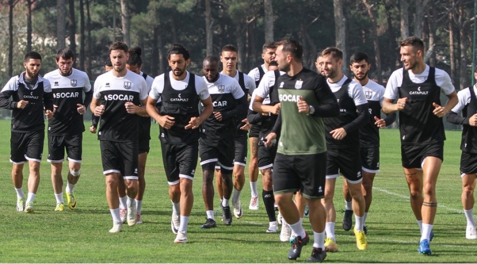 neftchinin-yeni-idman-direktoru-komandanin-uzvleri-ile-gorushub