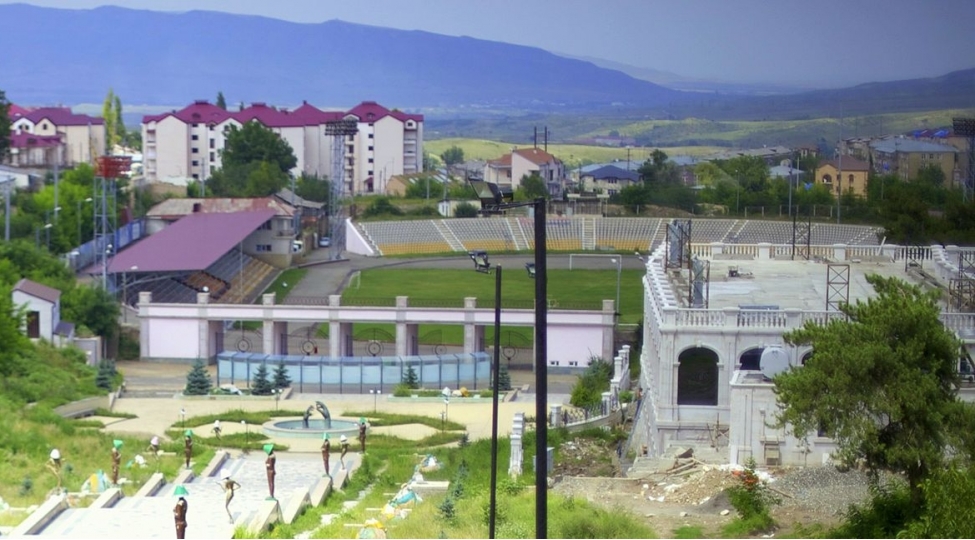 xankendi-sheher-stadionunda-berpa-ishleri-aparilir-foto