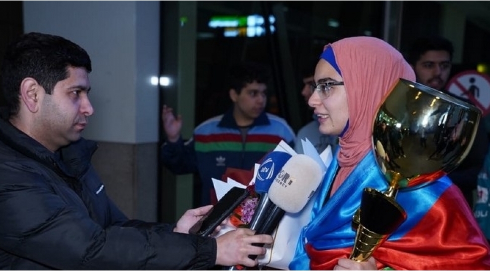 dunya-chempionu-olmush-azerbaycan-shahmatchisi-vetene-qayidib