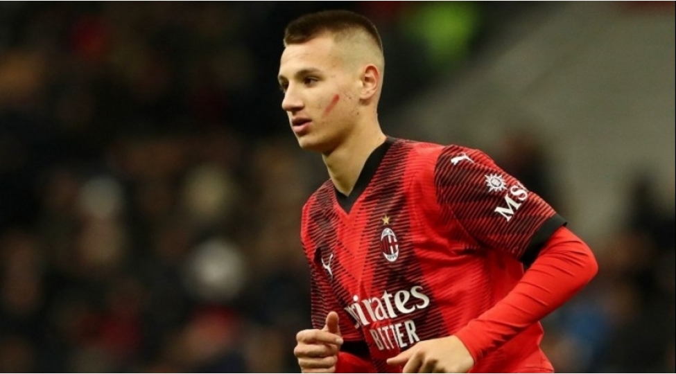 milanin-15-yashli-futbolchusu-a-seriyasinda-debut-ederek-rekorda-imza-atib