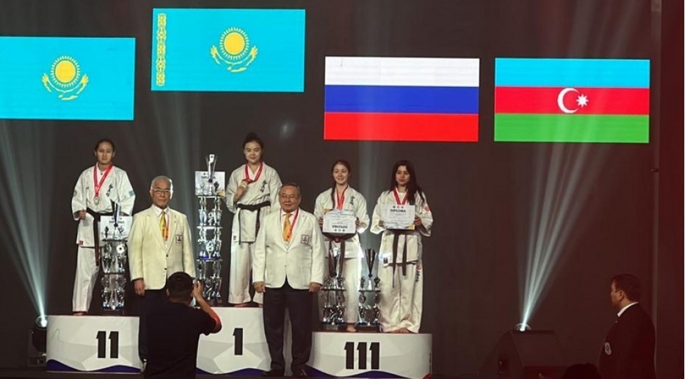 azerbaycanin-qadin-karatechisi-ilke-imza-atib