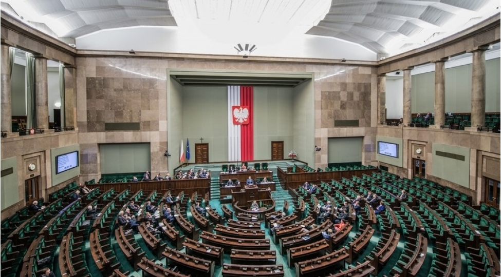 polsha-seymi-mateush-moravetski-hokumetine-etimadsizliq-votumu-qebul-edib
